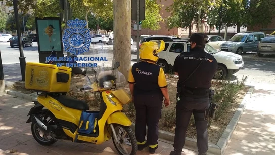 Repartidor y agente de Policía Repartidor y agente de Policía