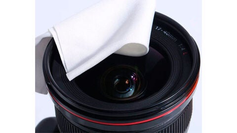 Las mismas gamuzas de microfibra para limpiar lentes de cámaras nos sirven para el móvil