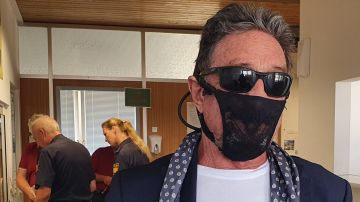 John McAfee usando un tanga como mascarilla