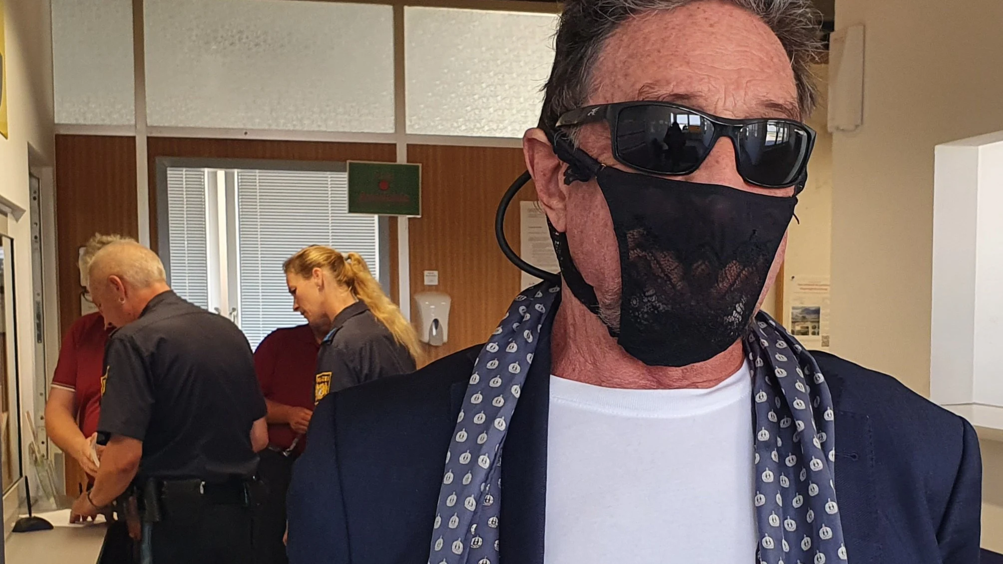 John McAfee usando un tanga como mascarilla