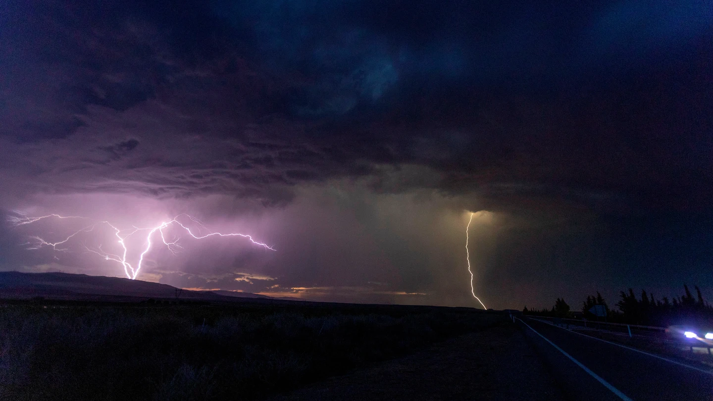 Tormenta en la autopistas AP-68, a la altura de Tudela (Navarra) Ni DANA ni la típica tormenta de verano: esto es lo que provoca el temporal de agosto