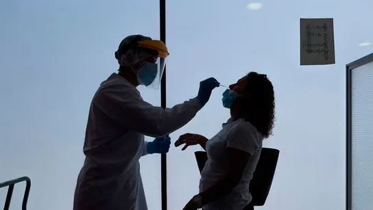 Un sanitario realiza una prueba PCR  Un sanitario realiza una prueba PCR