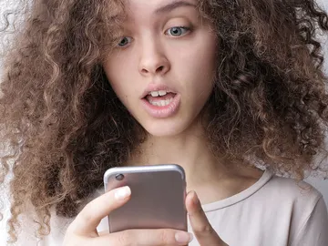Viendo su feed de TikTok Viendo su feed de TikTok