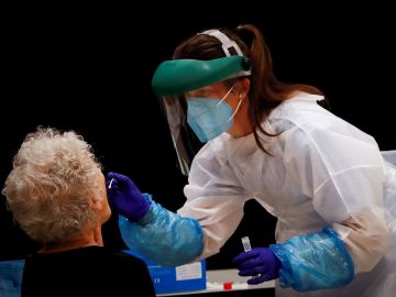 Una sanitaria realiza pruebas PCR en San Sebastián Una sanitaria realiza pruebas PCR en San Sebastián
