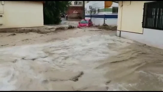 Una fuerte riada inunda Cebolla, en Toledo, arrastrando los vehículos a su paso Una fuerte riada inunda Cebolla, en Toledo, arrastrando los vehículos a su paso
