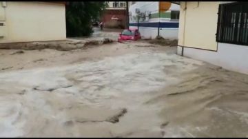 Una fuerte riada inunda Cebolla, en Toledo, arrastrando los vehículos a su paso