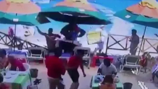 Una moto de agua impacta contra un restaurante y mata a una mujer Una moto de agua impacta contra un restaurante y mata a una mujer