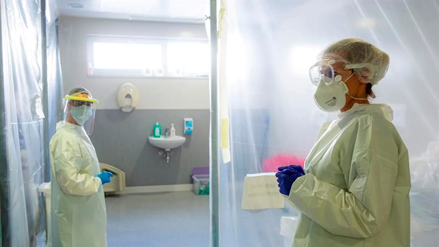 Personal sanitario con EPI en una UCI Personal sanitario con EPI en la UCI del Hospital San Pedro de Logroño