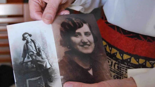Aurora Navas muestra las fotos de su madre, Matilde Morillo Aurora Navas muestra las fotos de su madre, Matilde Morillo