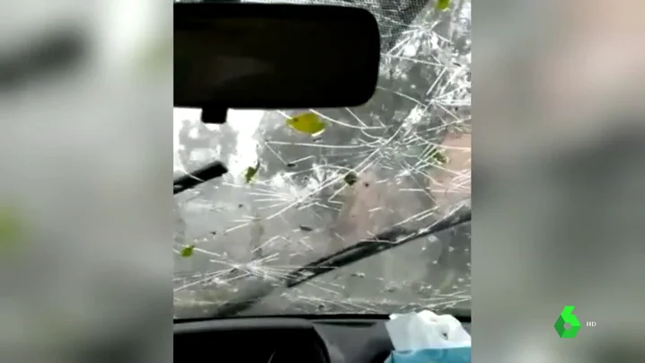 Cristal de un coche destrozado por el granizo