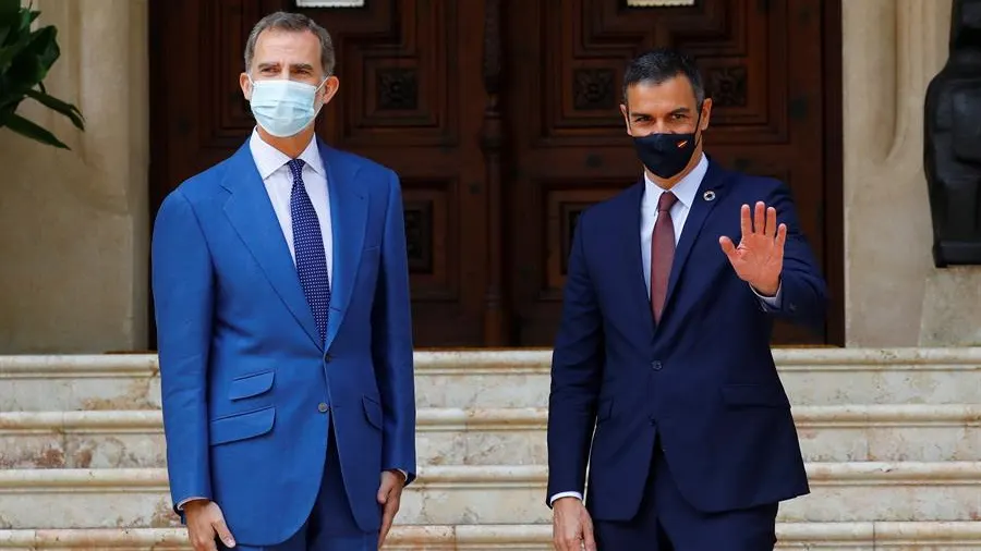 Felipe VI y Pedro Sánchez, durante su primer encuentro tras la salida del rey emérito Juan Carlos