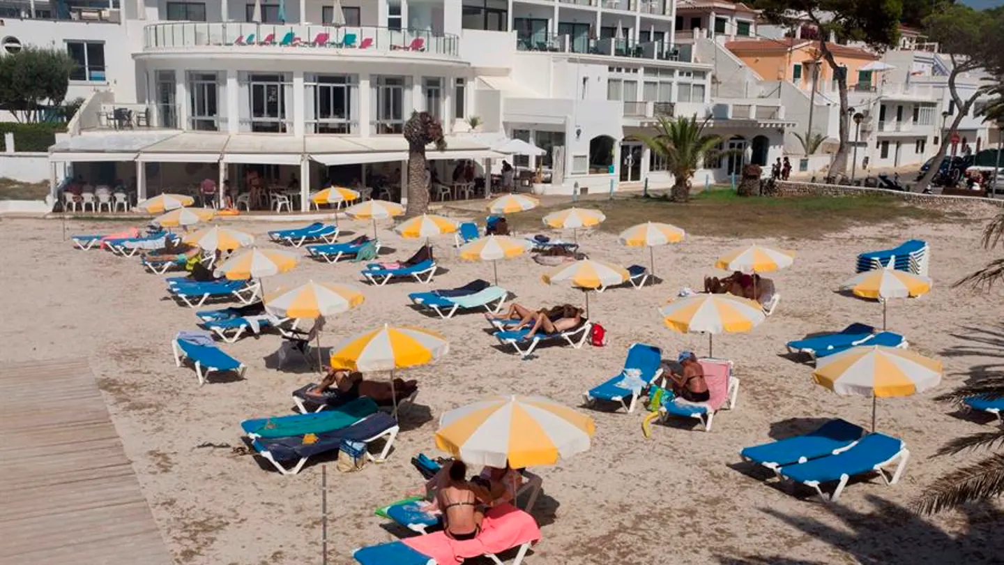 Varias personas toman el sol en la Cala Santandría de Menorca. Varias personas toman el sol en la Cala Santandría de Menorca.