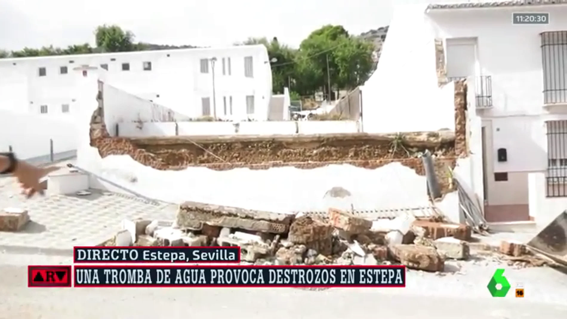 Muro derrumbado en Estepa por las fuertes lluvias.