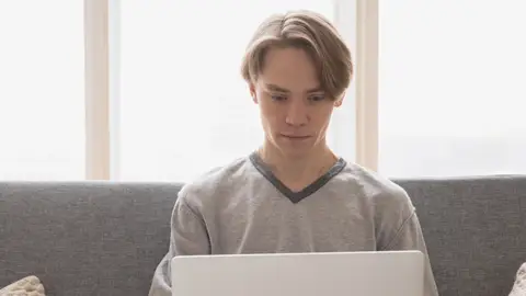 Portátil sobre las piernas Portátil sobre las piernas