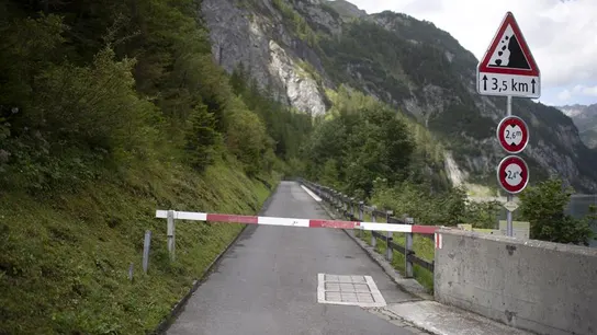 Vista de una carretera de la presa del embalse de Gigerwald, en Vaettis, Suiza Vista de una carretera de la presa del embalse de Gigerwald, en Vaettis, Suiza