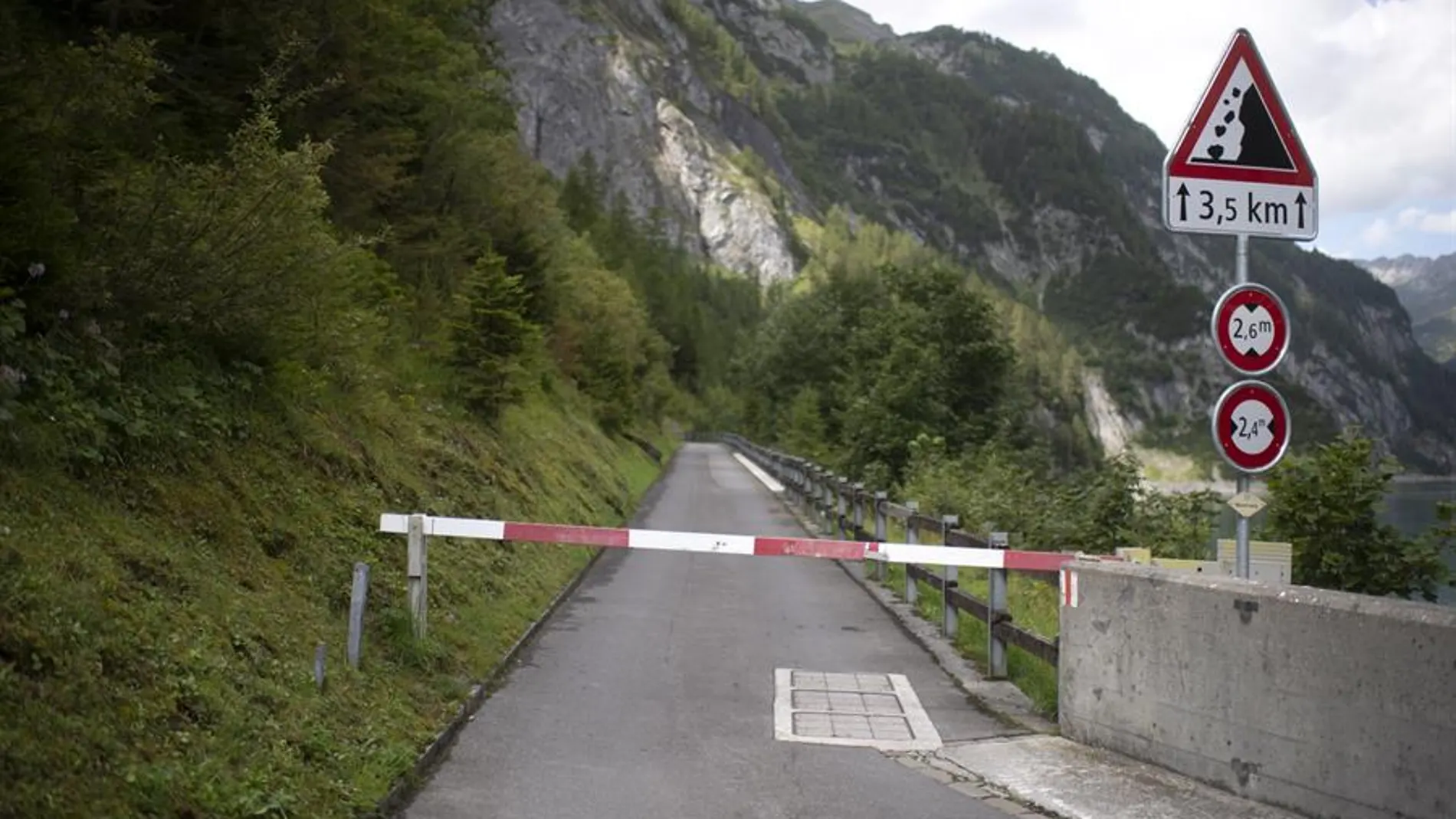  Vista de una carretera de la presa del embalse de Gigerwald, en Vaettis, Suiza