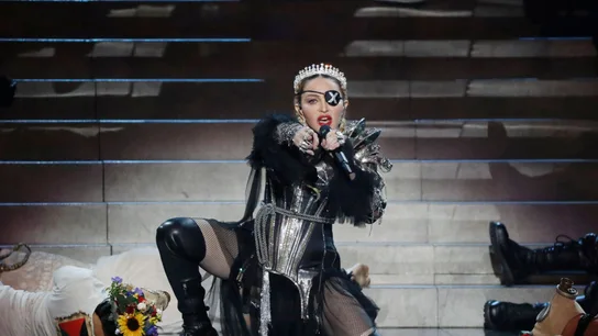 La icónica cantante publicó la escena de ´La Veneno´con su canción ´Vogue´ de fondo  Madonna, 62 años de éxitos: Las canciones que la convirtieron en un icono