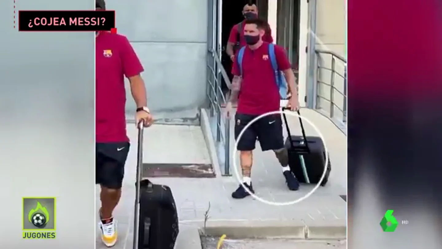 Messi cojea en su llegada a Lisboa y mantiene en vilo a los culés Messi cojea en su llegada a Lisboa y mantiene en vilo a los culés