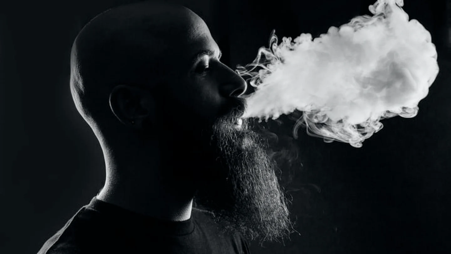 Los jóvenes que fuman vaper tienen más probabilidades de contagiarse de coronavirus Los jóvenes que fuman vaper tienen más probabilidades de contagiarse de coronavirus