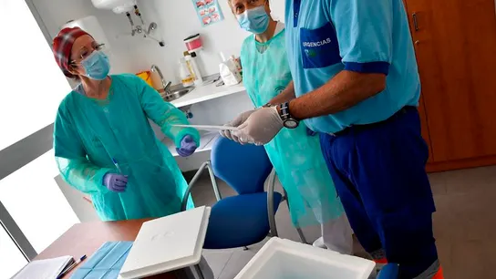 Recogida de pruebas en un centro de salud andaluz 13/08/2020 09:40 (UTC) Crédito: EFE Fuente: EFE/EFE Autor: Carlos Barba Temática: Sanidad y salud » Sanidad Un operario recoge pruebas de prevalencia en el centro de salud Cruz de Caravaca de Almería