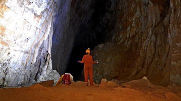 Los 'espeleonautas' del futuro hacen cursos de espeleología en la Tierra