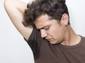 Descubren el origen del olor corporal por el cual algunas personas huelen mal Descubren el origen del olor corporal por el cual algunas personas huelen mal
