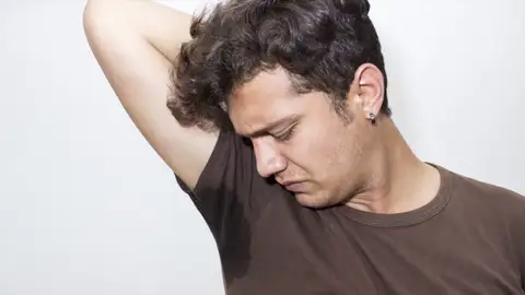 Descubren el origen del olor corporal por el cual algunas personas huelen mal Descubren el origen del olor corporal por el cual algunas personas huelen mal