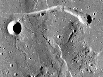 Cadenas de galerías y cráteres observadas en la Luna
