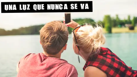 Imagen de una pareja haciéndose un selfie Imagen de una pareja haciéndose un selfie