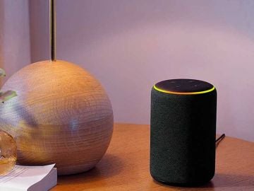 Amazon Echo con luz amarilla
