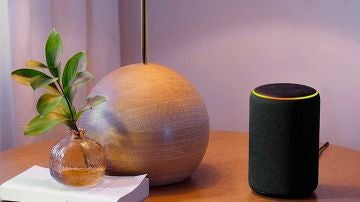 Amazon Echo con luz amarilla