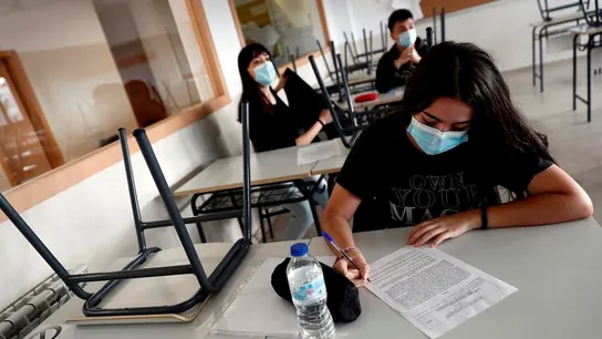 Varios estudiantes en un aula. Varios estudiantes en un aula.