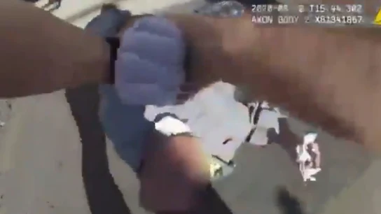 La policía logró salvar al hombre a la carrera, bajándole de su silla de ruedas La policía logró salvar al hombre a la carrera, bajándole de su silla de ruedas