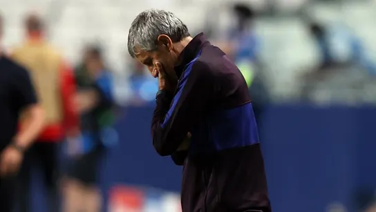 Quique Setién, visiblemente preocupado durante el partido Quique Setien, visiblemente preocupado durante el partido