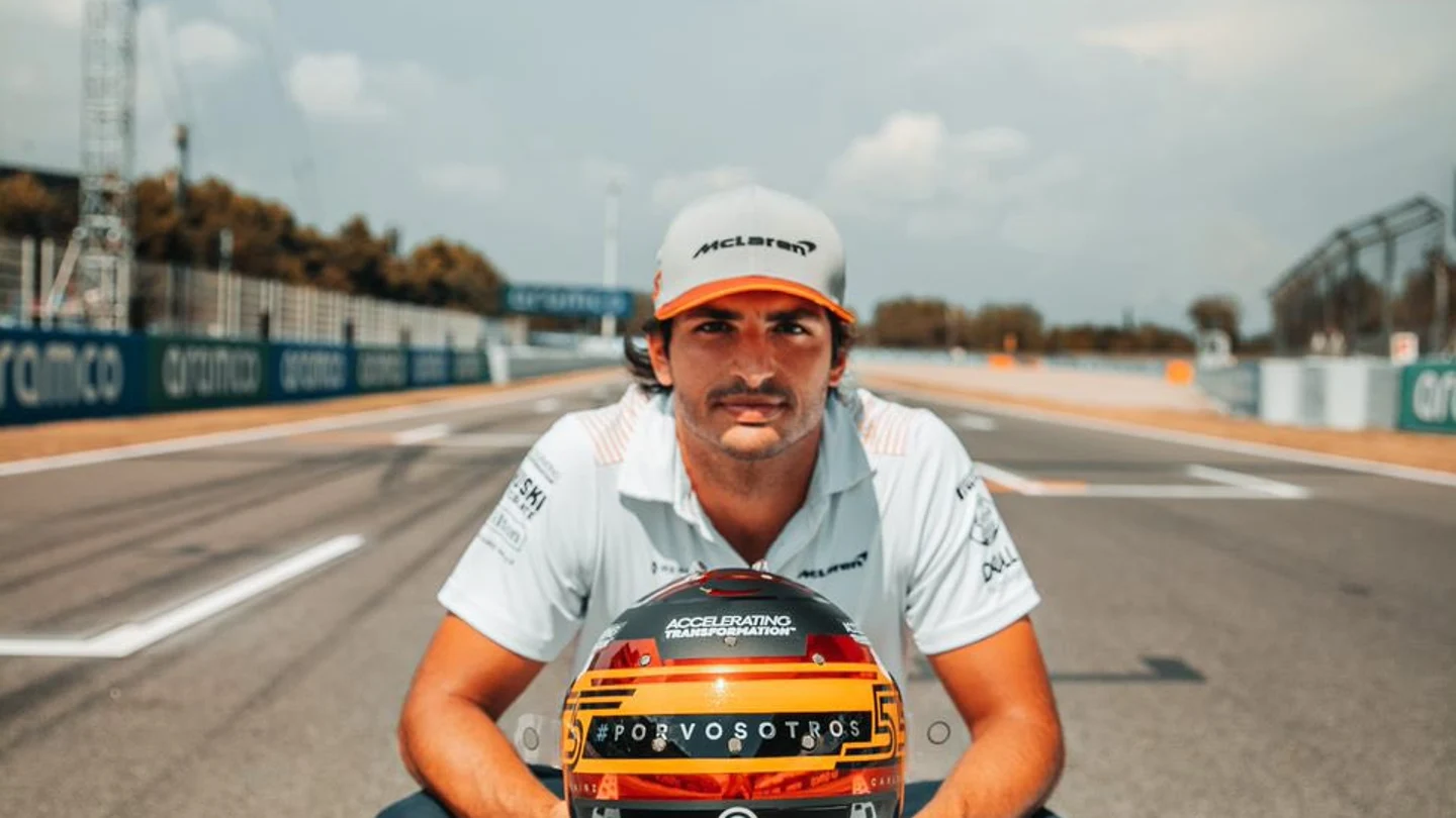 Carlos Sainz, con su casco para el GP de España Carlos Sainz, con su casco para el GP de España