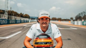 Carlos Sainz, con su casco para el GP de España