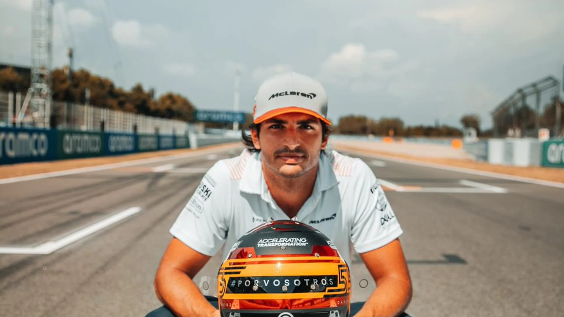 Carlos Sainz, con su casco para el GP de España