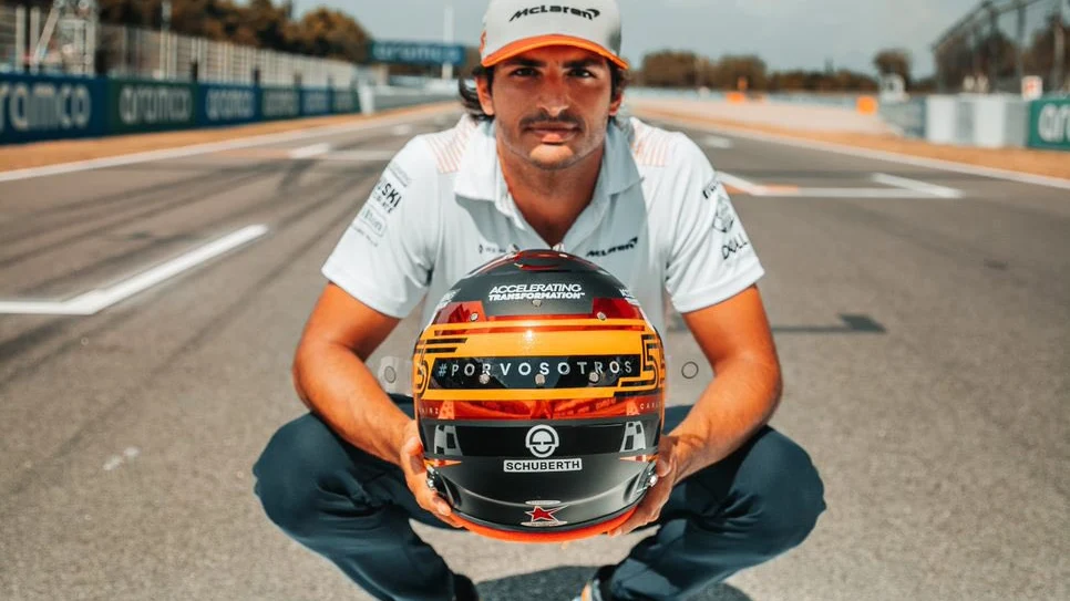 Carlos Sainz, con su casco para el GP de España