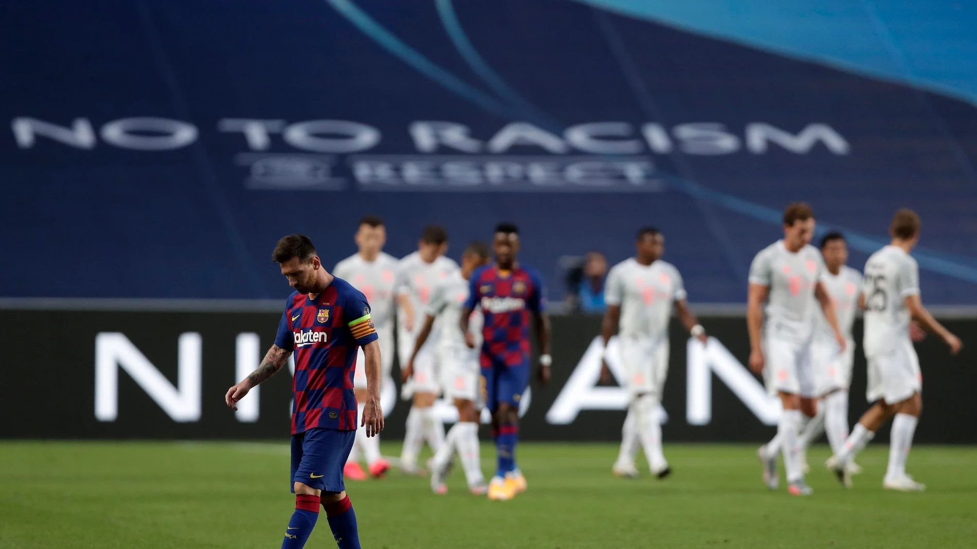 Leo Messi, cabizbajo mientras el Bayern celebra un gol