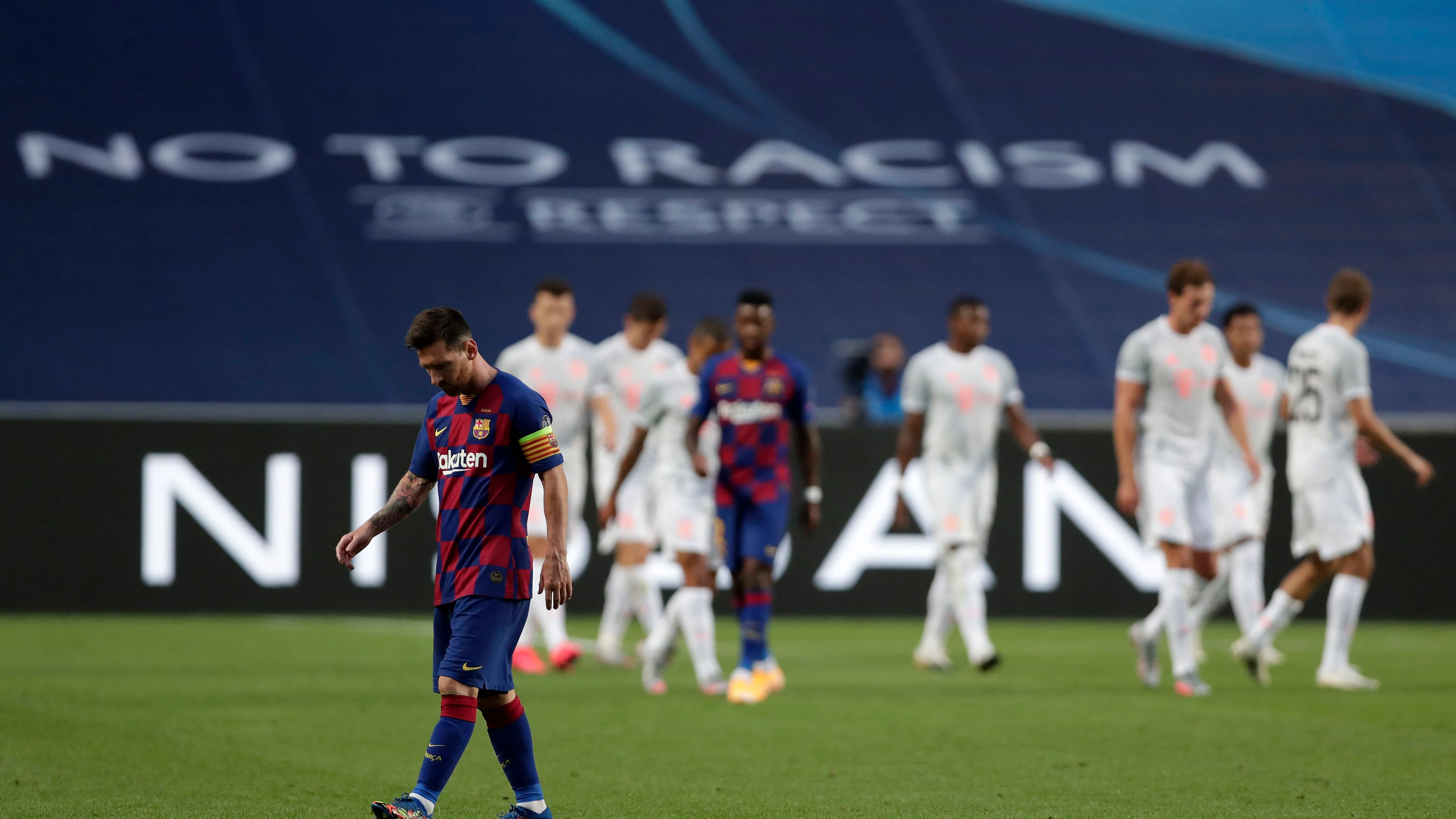 Leo Messi, cabizbajo mientras el Bayern celebra un gol