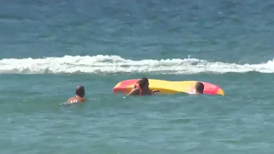 Momento en el que el presidente de Portugal acude a socorrer a las bañistas Momento en el que el presidente de Portugal acude a socorrer a las bañistas