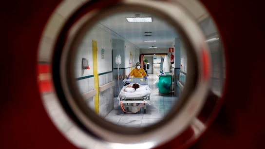 Una sanitaria traslada a un paciente en la zona limpia de Covid del Hospital Gregorio Marañón de Madrid Una sanitaria traslada a un paciente en la zona limpia de Covid del Hospital Gregorio Marañón de Madrid