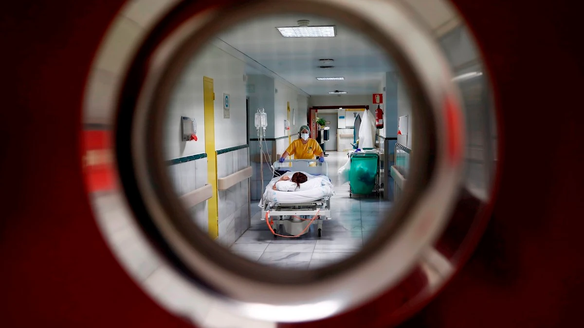 Una sanitaria traslada a un paciente en la zona limpia de Covid del Hospital Gregorio Marañón de Madrid