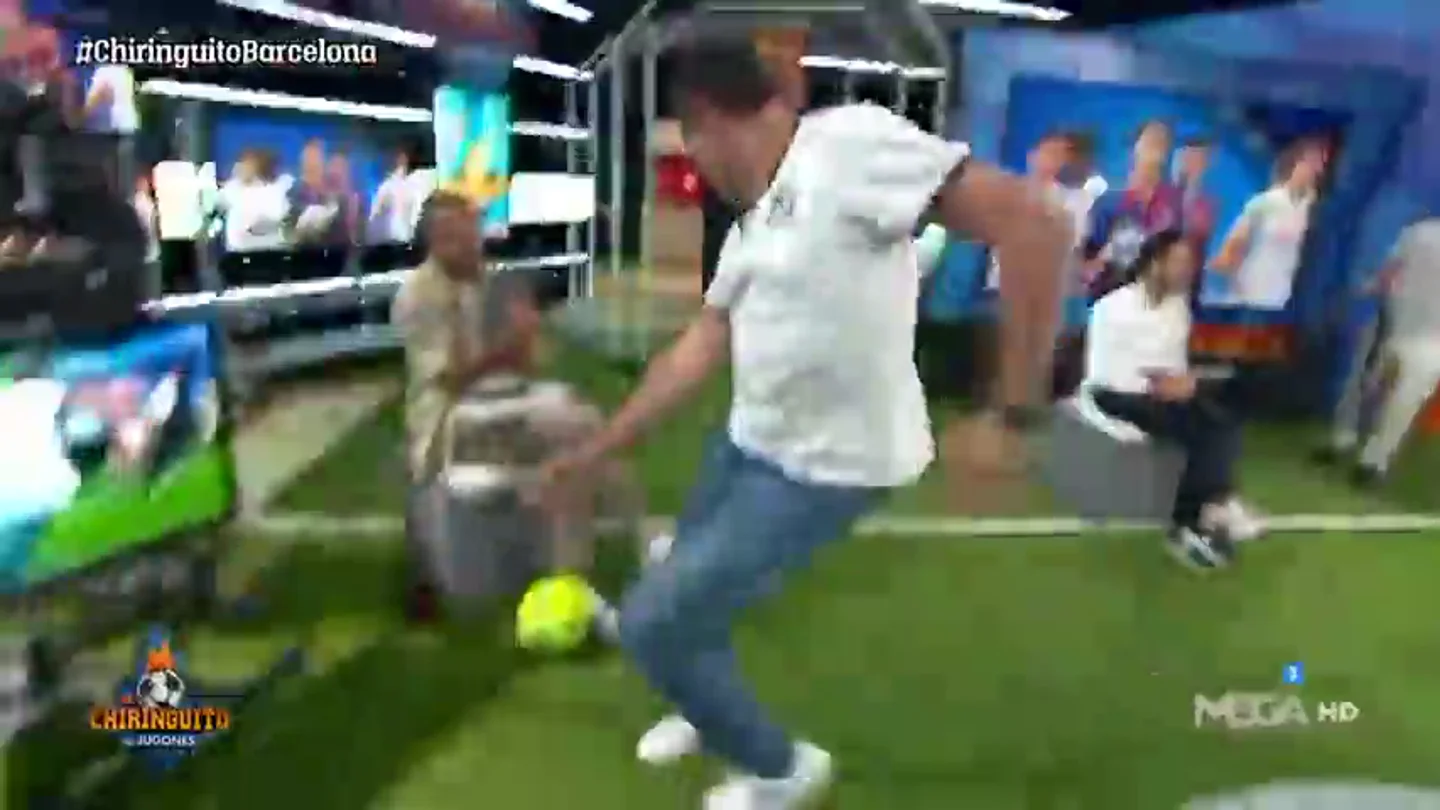 El baile de Tomás Roncero en la cara de Cristóbal Soria en 'El Chiringuito': "... siete, ocho, ¡Mambo!" El baile de Tomás Roncero en la cara de Cristóbal Soria en 'El Chiringuito': "... siete, ocho, ¡Mambo!"