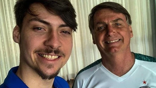 Renan Bolsonaro junto a su padre en una foto compartida en Instagram Renan Bolsonaro junto a su padre en una foto compartida en Instagram