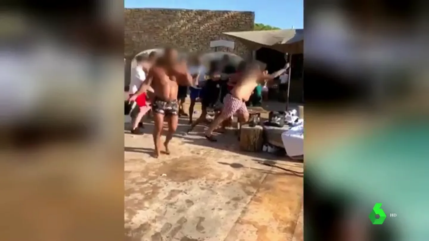 Pelea a botellazos en la piscina de una discoteca de Marbella Pelea a botellazos en la piscina de una discoteca de Marbella