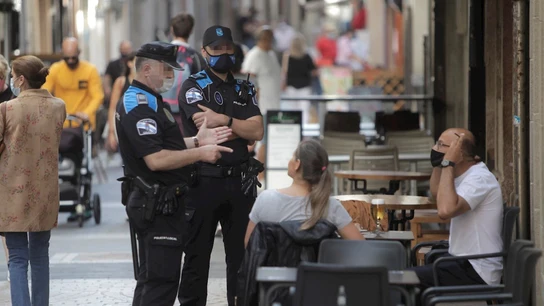 Imagen de un hombre fumando en una terraza de A Coruña Imagen de un hombre fumando en una terraza de A Coruña