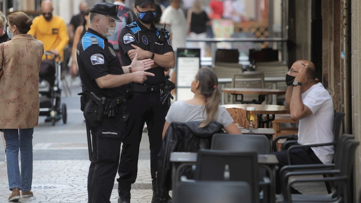 Imagen de un hombre fumando en una terraza de A Coruña