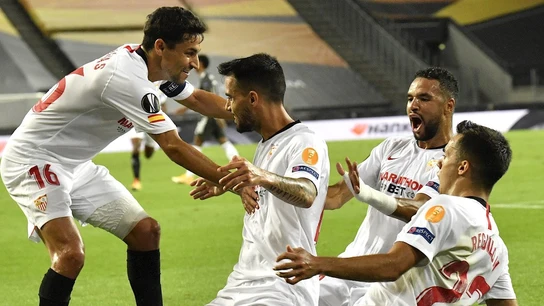 Jesús Navas celebra un gol con sus compañeros Jesús Navas celebra un gol con sus compañeros