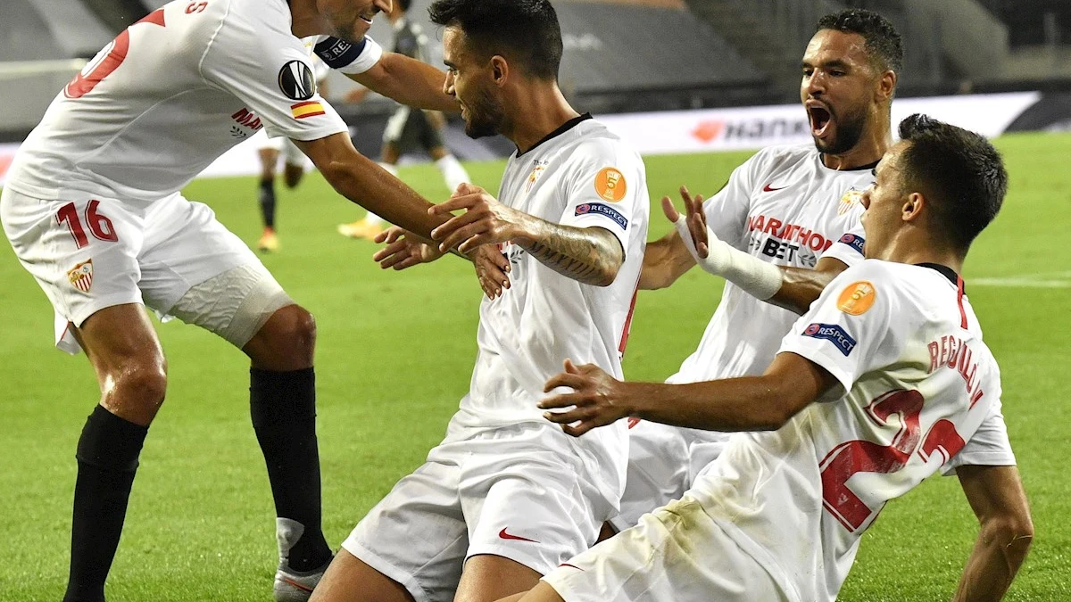 Jesús Navas celebra un gol con sus compañeros